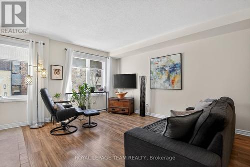 Spacious Living Room - 130A Lindenshade Drive, Ottawa, ON - Indoor