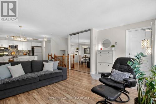 Open concept layout - 130A Lindenshade Drive, Ottawa, ON - Indoor Photo Showing Living Room