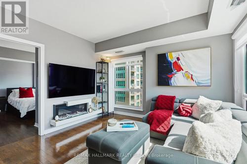 809 - 200 Rideau Street, Ottawa, ON - Indoor Photo Showing Living Room With Fireplace
