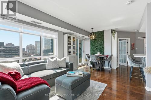 809 - 200 Rideau Street, Ottawa, ON - Indoor Photo Showing Living Room
