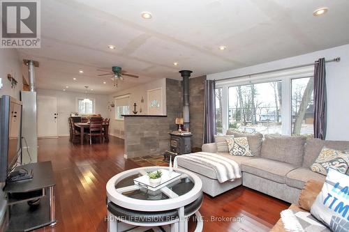 1807 Tiny Beaches Road S, Tiny, ON - Indoor Photo Showing Living Room