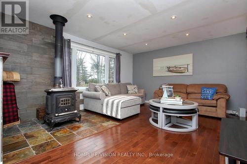 1807 Tiny Beaches Road S, Tiny, ON - Indoor Photo Showing Living Room