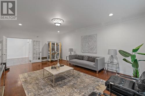 2339 Glengarry Road, Mississauga, ON - Indoor Photo Showing Living Room