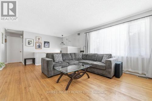 101 Frontenac Crescent, Deep River, ON - Indoor Photo Showing Living Room