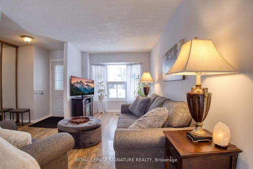 6448 Colebrook Crescent, Mississauga, ON - Indoor Photo Showing Living Room