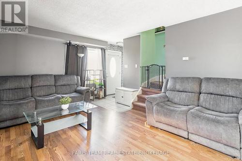 1387 Ritson Road S, Oshawa, ON - Indoor Photo Showing Living Room