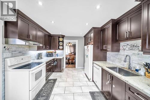 318 Rondeau Court, Oshawa, ON - Indoor Photo Showing Kitchen
