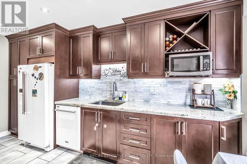 318 Rondeau Court, Oshawa, ON - Indoor Photo Showing Kitchen