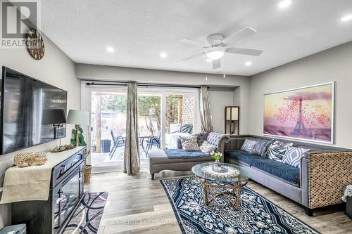 318 Rondeau Court, Oshawa, ON - Indoor Photo Showing Living Room