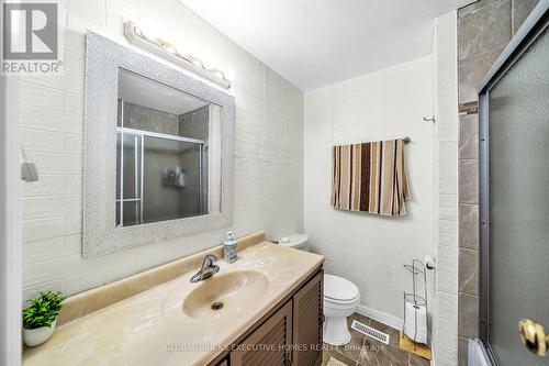 318 Rondeau Court, Oshawa, ON - Indoor Photo Showing Bathroom