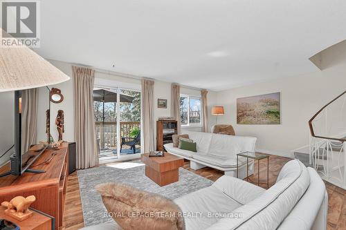 2521 Flannery Drive, Ottawa, ON - Indoor Photo Showing Living Room
