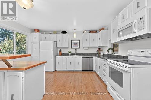 2521 Flannery Drive, Ottawa, ON - Indoor Photo Showing Kitchen With Double Sink