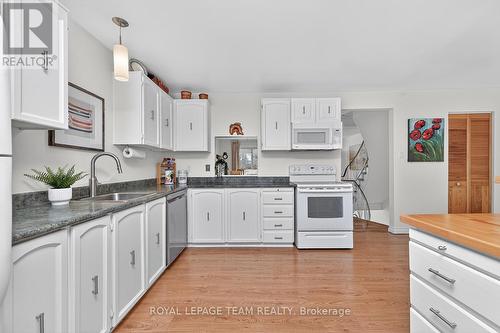 2521 Flannery Drive, Ottawa, ON - Indoor Photo Showing Kitchen