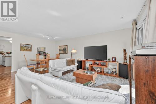 2521 Flannery Drive, Ottawa, ON - Indoor Photo Showing Living Room