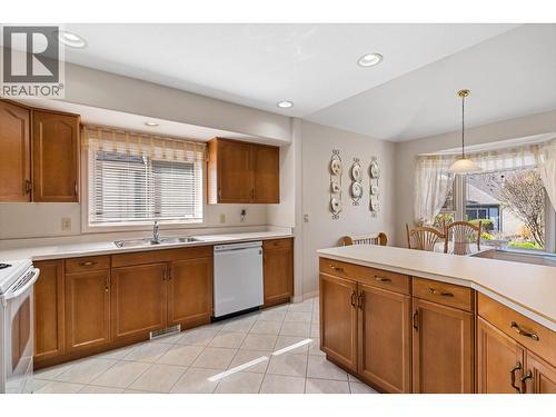 550 Yates Road Unit# 432, Kelowna, BC - Indoor Photo Showing Kitchen With Double Sink