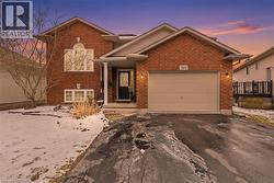 7852 CHARNWOOD Avenue Niagara Falls, ON L2H 3E2