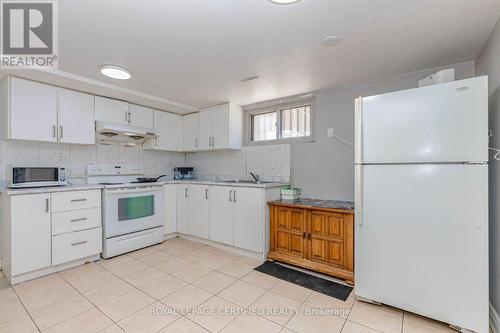 7256 Lancaster Avenue S, Mississauga, ON - Indoor Photo Showing Kitchen