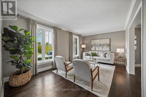 1494 The Links Drive, Oakville, ON - Indoor Photo Showing Living Room