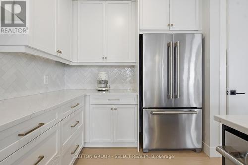 1886 Fountain Grass Drive, London South (South B), ON - Indoor Photo Showing Kitchen
