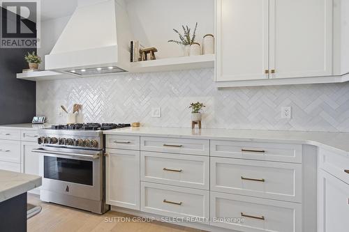 1886 Fountain Grass Drive, London South (South B), ON - Indoor Photo Showing Kitchen With Upgraded Kitchen