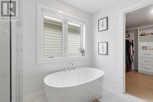 1886 Fountain Grass Drive, London South (South B), ON - Indoor Photo Showing Bathroom