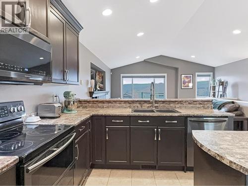 143 Eagle Crescent, Williams Lake, BC - Indoor Photo Showing Kitchen With Double Sink