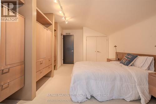 86 Tremont Drive, St. Catharines (Glendale/Glenridge), ON - Indoor Photo Showing Bedroom