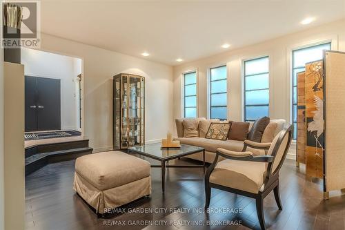 86 Tremont Drive, St. Catharines (Glendale/Glenridge), ON - Indoor Photo Showing Living Room