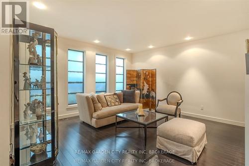 86 Tremont Drive, St. Catharines (Glendale/Glenridge), ON - Indoor Photo Showing Living Room