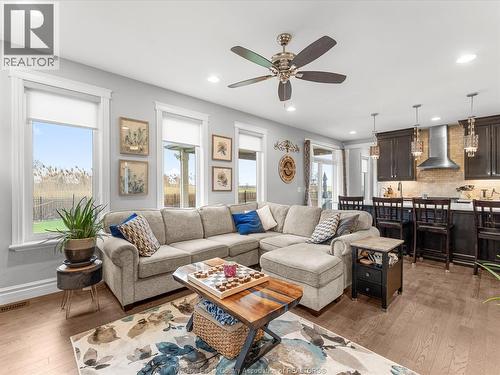 65 Augustus, Lasalle, ON - Indoor Photo Showing Living Room