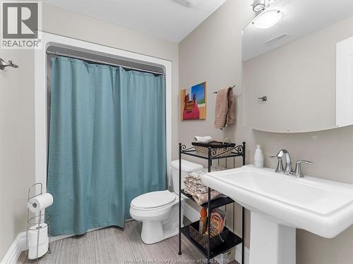 65 Augustus, Lasalle, ON - Indoor Photo Showing Bathroom