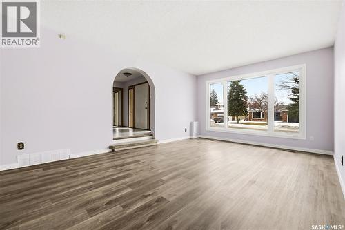 30 Dalhousie Way, Regina, SK - Indoor Photo Showing Living Room