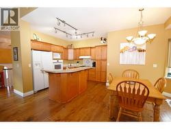 Kitchen area - 