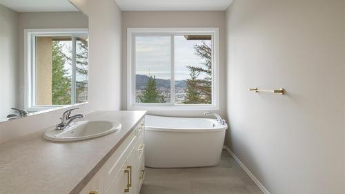 14-2300 Silver Place, Kelowna, BC - Indoor Photo Showing Bathroom
