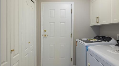 14-2300 Silver Place, Kelowna, BC - Indoor Photo Showing Laundry Room