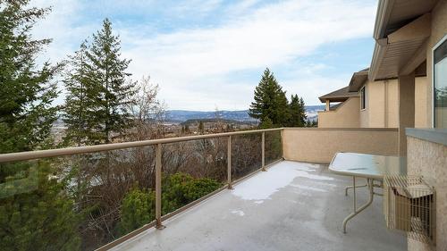 14-2300 Silver Place, Kelowna, BC - Outdoor With Exterior