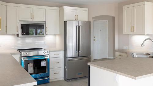 14-2300 Silver Place, Kelowna, BC - Indoor Photo Showing Kitchen With Double Sink With Upgraded Kitchen