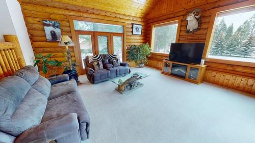 6006 Wolf Creek Road, Wasa, BC - Indoor Photo Showing Living Room