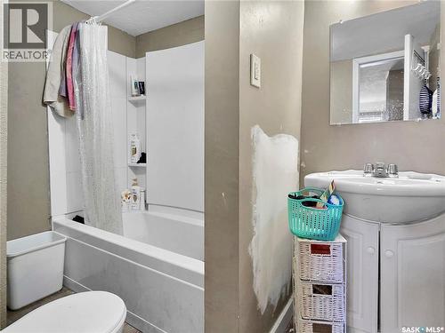312 E Avenue S, Saskatoon, SK - Indoor Photo Showing Bathroom