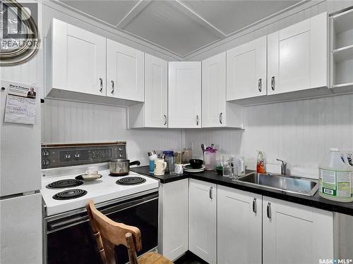 203 U Avenue S, Saskatoon, SK - Indoor Photo Showing Kitchen With Double Sink