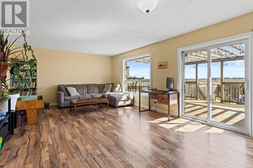 59 Dales Drive, Mapleton, ON - Indoor Photo Showing Living Room