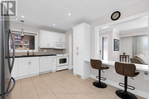 10 Duckworth Street, Barrie, ON - Indoor Photo Showing Kitchen