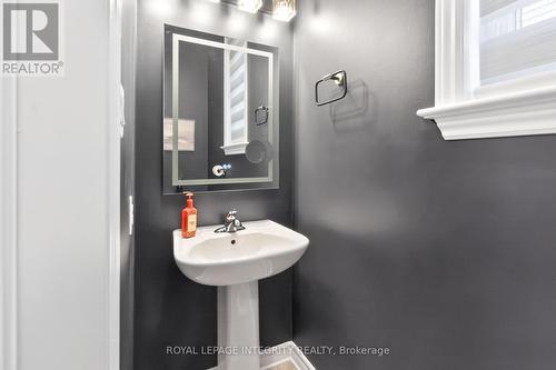 112 Jardiniere Street, Ottawa, ON - Indoor Photo Showing Bathroom