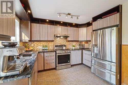 641 Symons Cross, Milton, ON - Indoor Photo Showing Kitchen With Stainless Steel Kitchen With Double Sink