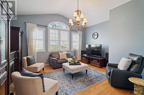 641 Symons Cross, Milton, ON - Indoor Photo Showing Living Room