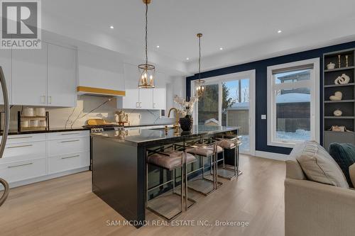 1050 Edgeleigh Avenue, Mississauga, ON - Indoor Photo Showing Kitchen With Upgraded Kitchen