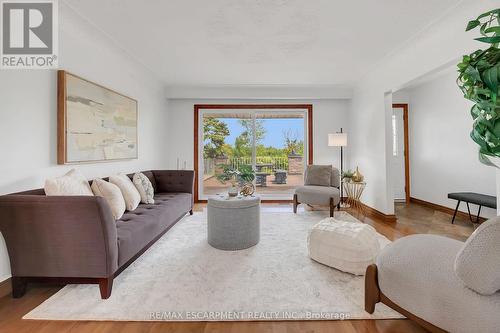 617 Eighth Road E, Hamilton, ON - Indoor Photo Showing Living Room