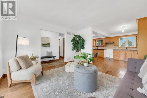 617 Eighth Road E, Hamilton, ON - Indoor Photo Showing Living Room