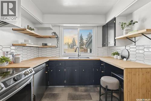 3122 Mountbatten Street, Saskatoon, SK - Indoor Photo Showing Kitchen With Double Sink