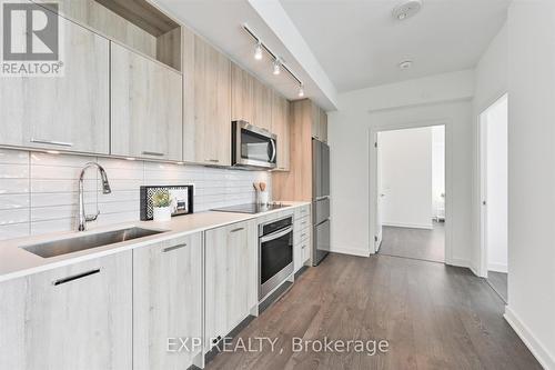 1006 - 120 Eagle Rock Way, Vaughan, ON - Indoor Photo Showing Kitchen With Upgraded Kitchen
